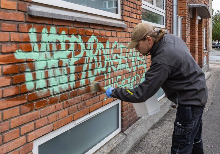 Fjerne graffiti fra mursten