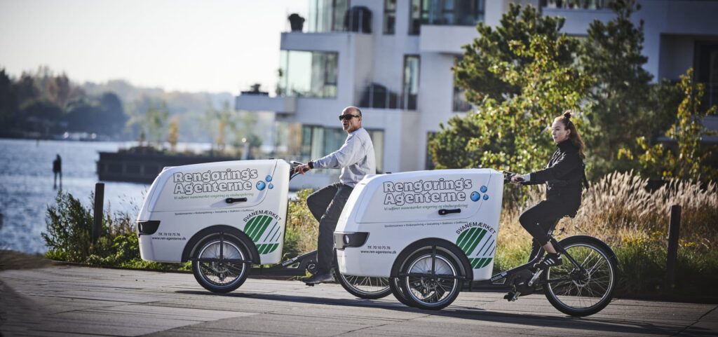 To ansatte fra Rengøringsagentterne på el ladcykel. Svanemærket og miljøvenlig trappevask i byen.