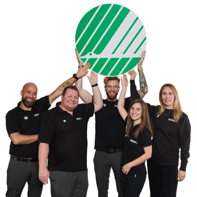 Et team som løfter Svanemærkets logo sammen