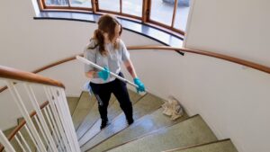 Svanemærket trappevask udført af professionel medarbejder fra Rengøringsagentterne i opgang