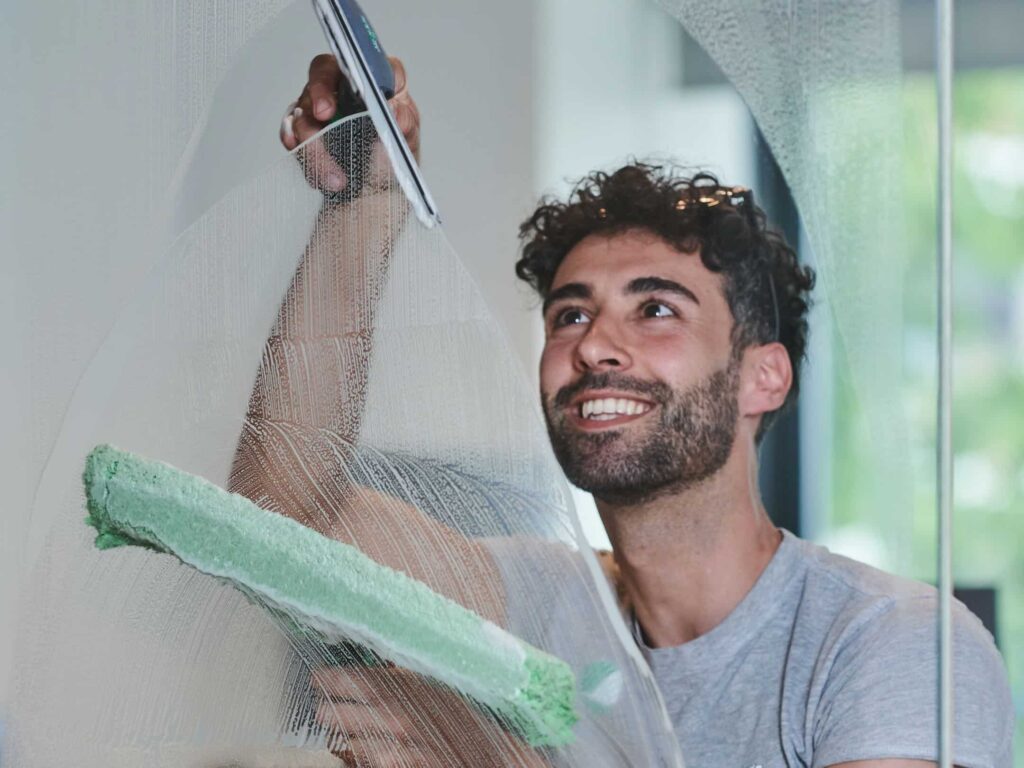 Medarbejder der pudser ruder