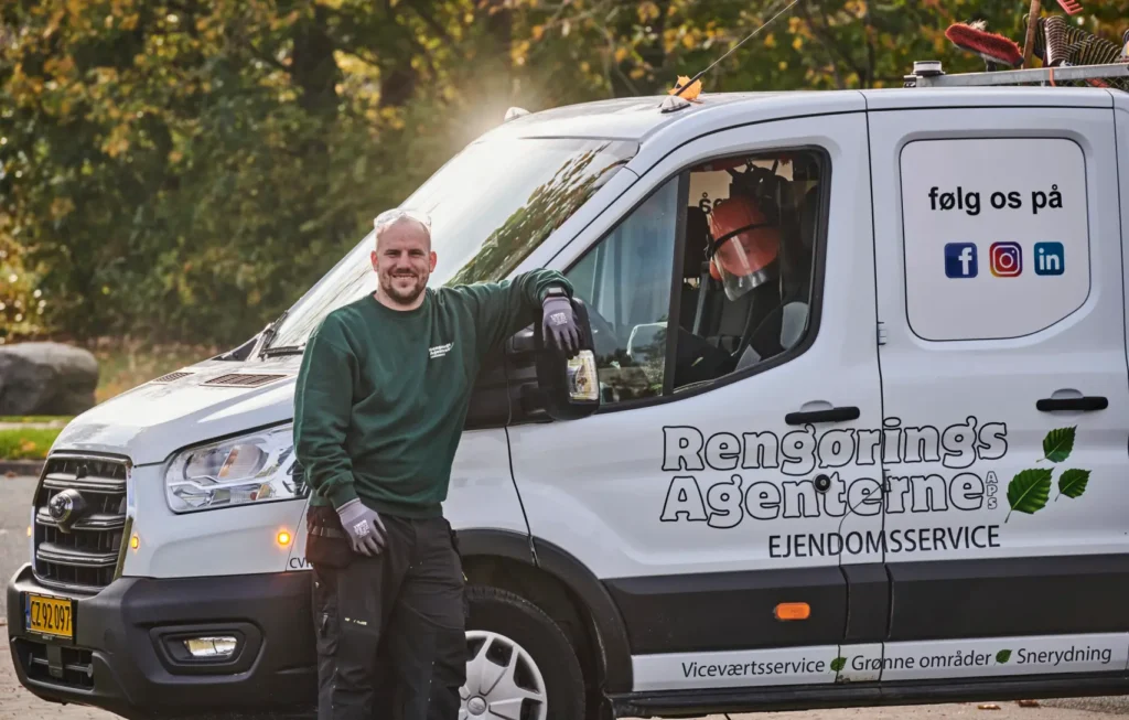 Vicevært fra RengøringsAgenterne klar til daglige opgaver med servicebil, hvad koster ejendomsservice
