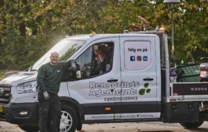 Vicevært fra RengøringsAgenterne klar til daglige opgaver med servicebil, vinterberedskab sæsonvedligeholdelse
